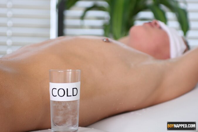 Blindfolded Tyler Martin gets slow enduring hand-job