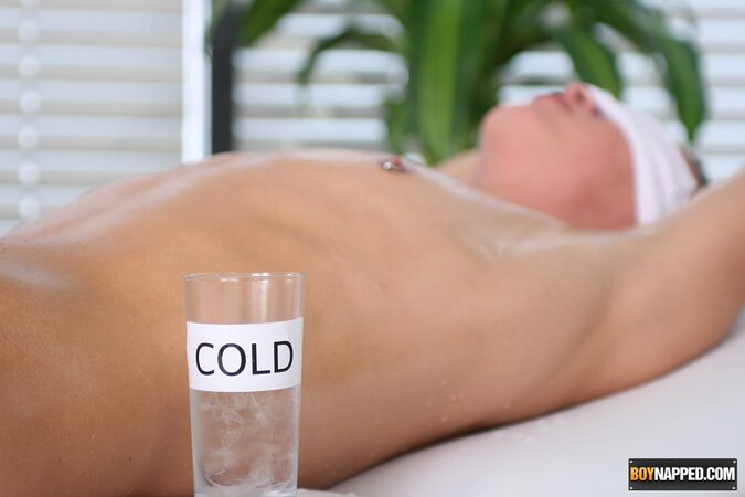 Blindfolded Tyler Martin gets slow enduring hand-job