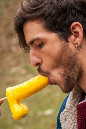 Viktor A rushes home to give his boyfriend a mind-bending birthday blowjob