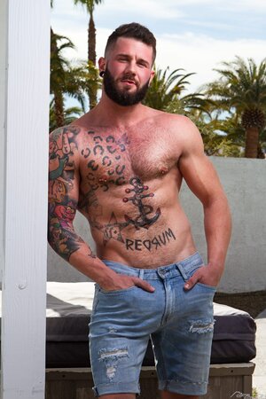 Muscle daddy Johnny Hill dominates and feeds Zak Bishop his load