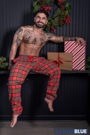 Vadim Black breeds Paolo Bruni raw on naughty Christmas night