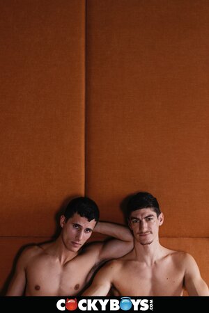 Aiden Ward lets trainer Alex Kof double-penetrate Seth Cain