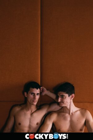 Aiden Ward lets trainer Alex Kof double-penetrate Seth Cain