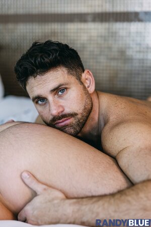 Beau Butler breeds muscle ass Paolo Bruni bareback
