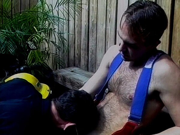 Construction worker Vince Siciliano fucks muscle bear cop Rob Jones