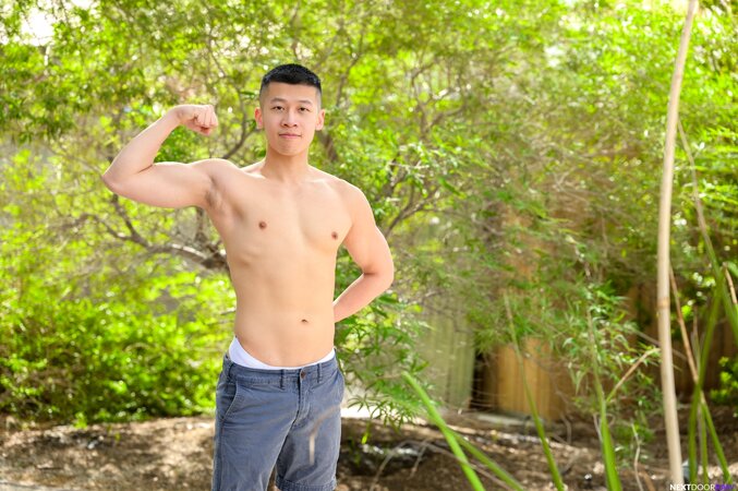 Trevor Brooks cruises the hiking trails and finds eager Ricky Lee for a raw outdoor fuck
