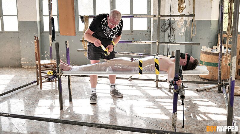 Blindfolded twink Justin Tiempo gets edged to a massive load
