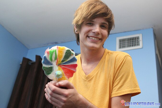 Timo Garrett brings Patrick Kennedy a lollipop bouquet and gets fucked hard