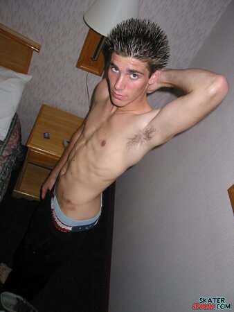 Evan Heinze teases in his boxer shorts and shows off his peachy ass