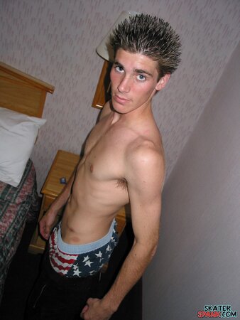 Evan Heinze teases in his boxer shorts and shows off his peachy ass