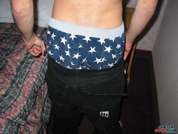 Evan Heinze teases in his boxer shorts and shows off his peachy ass