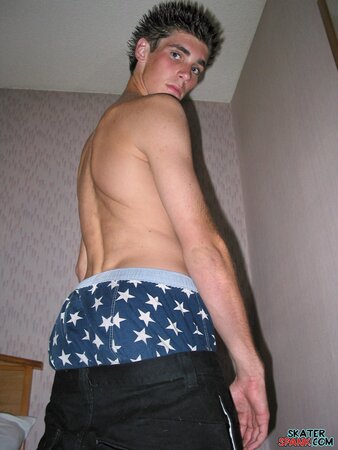 Evan Heinze teases in his boxer shorts and shows off his peachy ass