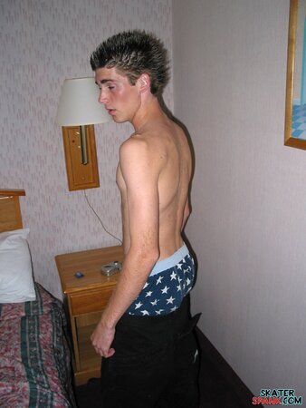 Evan Heinze teases in his boxer shorts and shows off his peachy ass