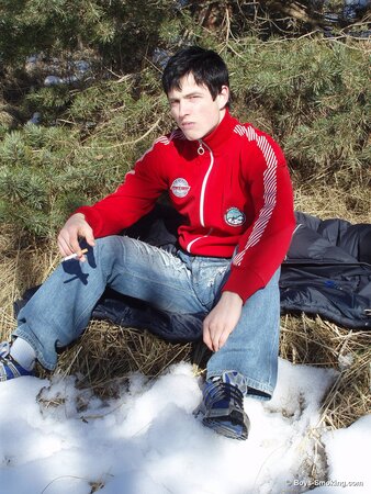 Buff stud Gus smokes and strokes his cock in the snow