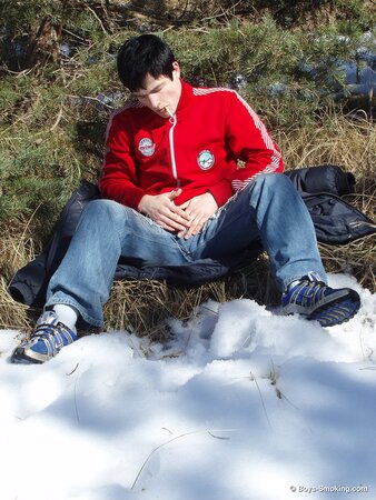 Buff stud Gus smokes and strokes his cock in the snow