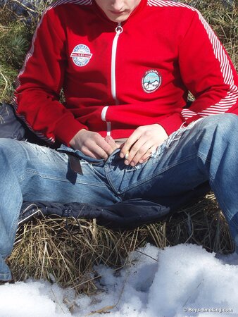 Buff stud Gus smokes and strokes his cock in the snow