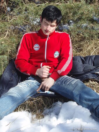 Buff stud Gus smokes and strokes his cock in the snow