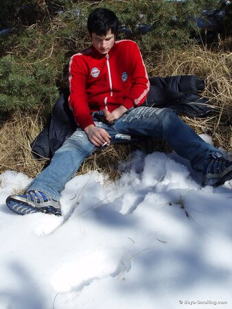 Buff stud Gus smokes and strokes his cock in the snow