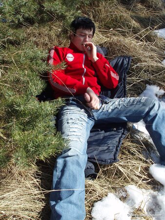 Buff stud Gus smokes and strokes his cock in the snow