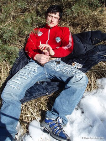 Buff stud Gus smokes and strokes his cock in the snow