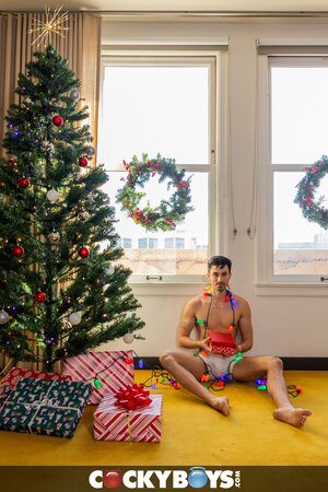 Kane Fox unwraps his boyfriend Nick Floyd and breeds him for Christmas