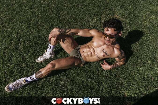Derek Kage breeds Siren Santiago after a hot beach pickup and intense muscle fucking