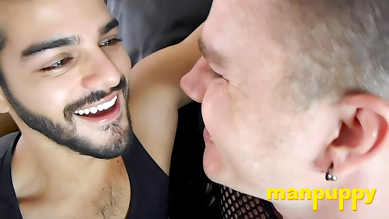 Sebastian Cums loses himself in Leo Blue's long passionate kissing session