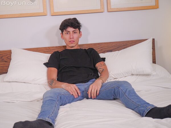 Amahd Passer shows off his body and strokes his cock in his first audition