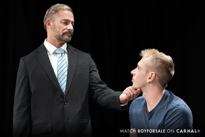 Grayson Cole gets stripped, oiled, and bred by Master Dixxon