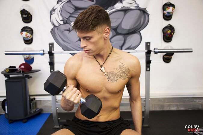 Troy Accola distracts Jack Valor at the gym and turns lunges into bareback sex