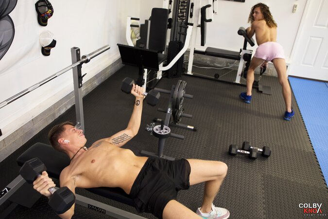 Troy Accola distracts Jack Valor at the gym and turns lunges into bareback sex