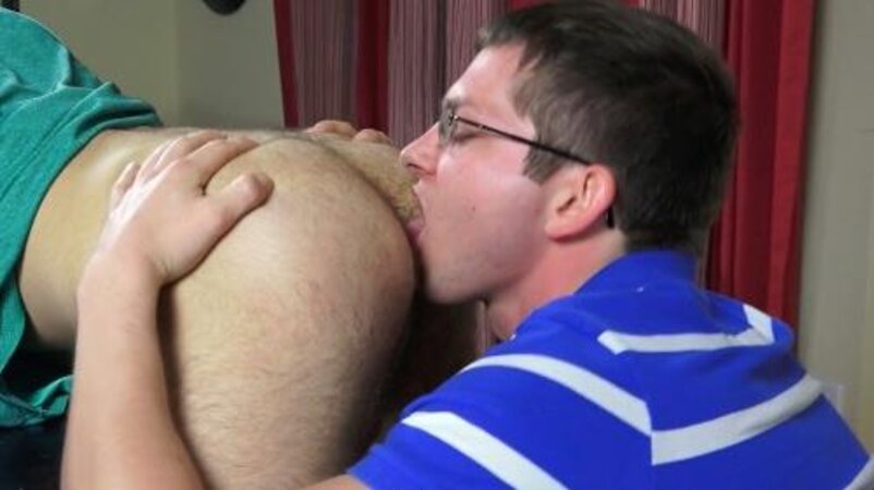 Justin Dodge skips studying when Mickey Knox offers himself as the better distraction