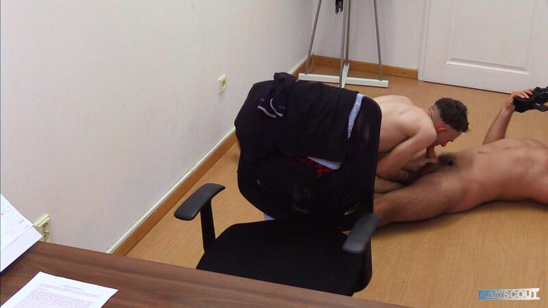 Pepa lays a twenty one centimeter mamba on a desk before an ass drill