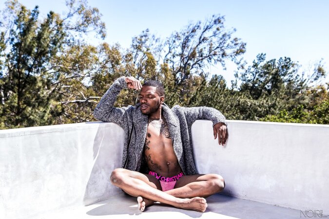 Aaron Reese takes his solo performance outside into the fresh air