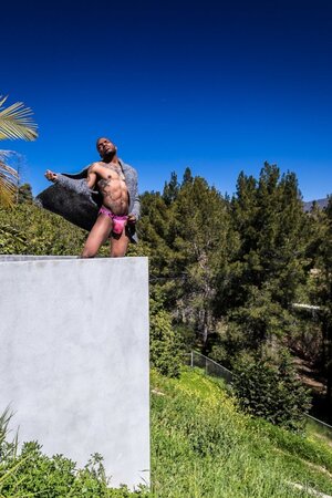 Aaron Reese takes his solo performance outside into the fresh air
