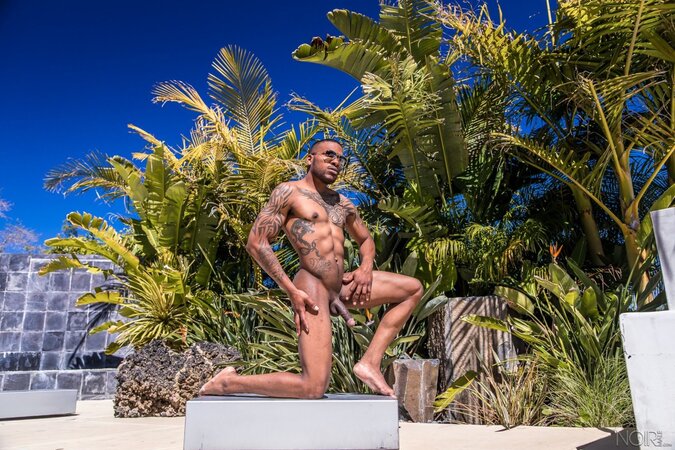 Aaron Reese takes his solo performance outside into the fresh air