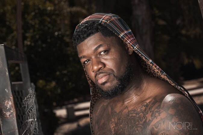 Mr. Cali strips off his clothes outdoors for a steamy solo workout