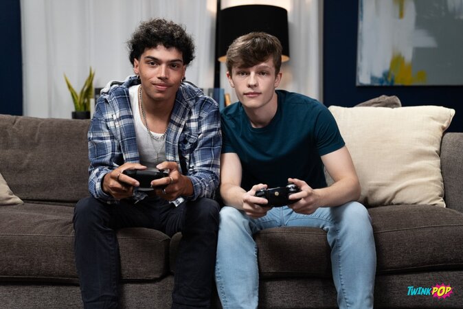 Alex Myers shows frustrated twink Jake Preston how he can fuck himself solo