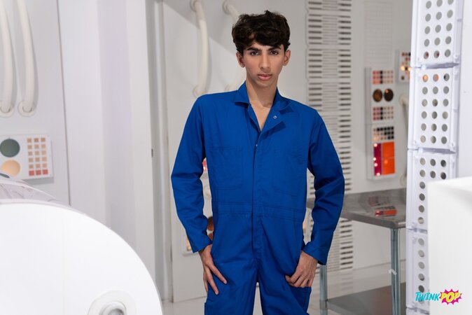 Foxy Alex wakes Joey Mills from cryo and turns muscle recovery into hard sex