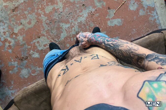Tattooed hunk Bo Sinn strips down completely for a hot solo show