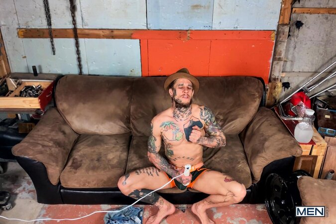 Tattooed hunk Bo Sinn strips down completely for a hot solo show