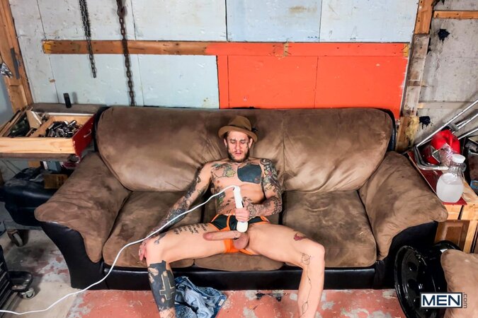 Tattooed hunk Bo Sinn strips down completely for a hot solo show