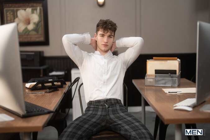 Kane Fox makes the wishes of cute twink Hazel Hoffman cum true on the desk