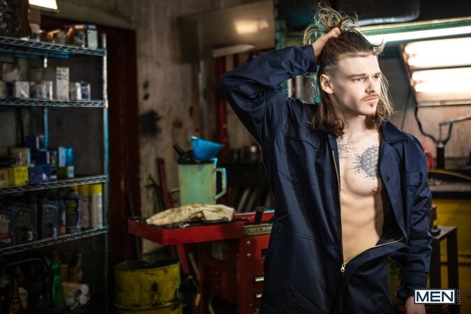 Sunny D makes rude musician Markus Kage earn service in the repair shop