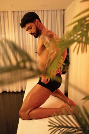 Tattooed hunk Dih Carvalho treats Samuel Hodecker to a sensual massage session