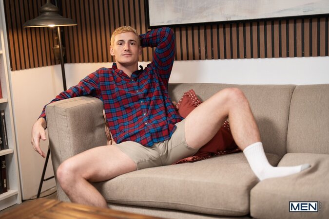 Tommy Parker drills bearded bottom Mu doggystyle on the living couch