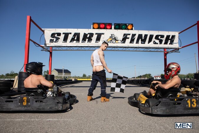 Dom King and Drake Von race for Evan Peix then double team the winner