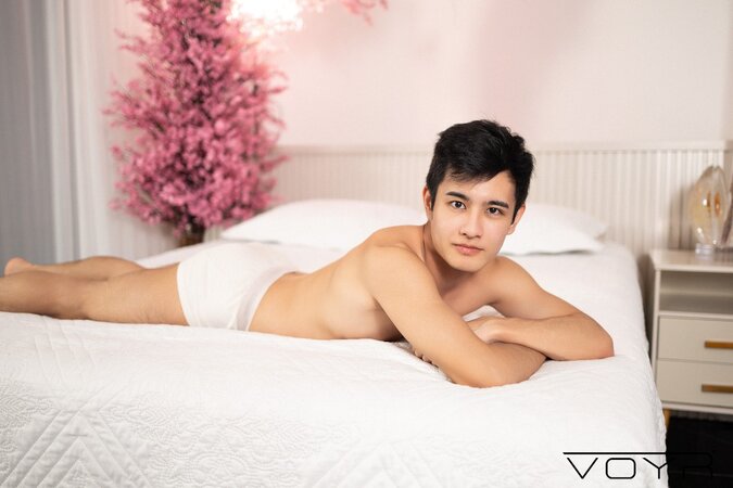 Serge Bear takes Leonardo hard in an interracial hookup with no room for hesitation