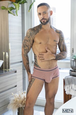 Diego Sans returns with a bubble bath and Jona Ortiz makes the comeback much hotter
