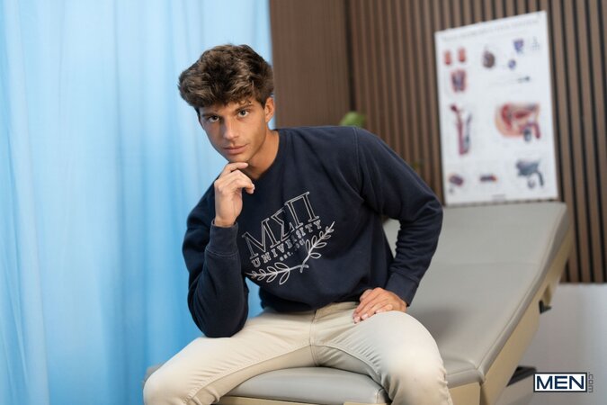 Fake doctor Oliver Marks cures the blue balls of horny twink Leo Levine